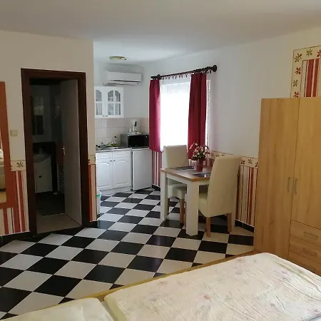 Magdalena Apartmanhaz *